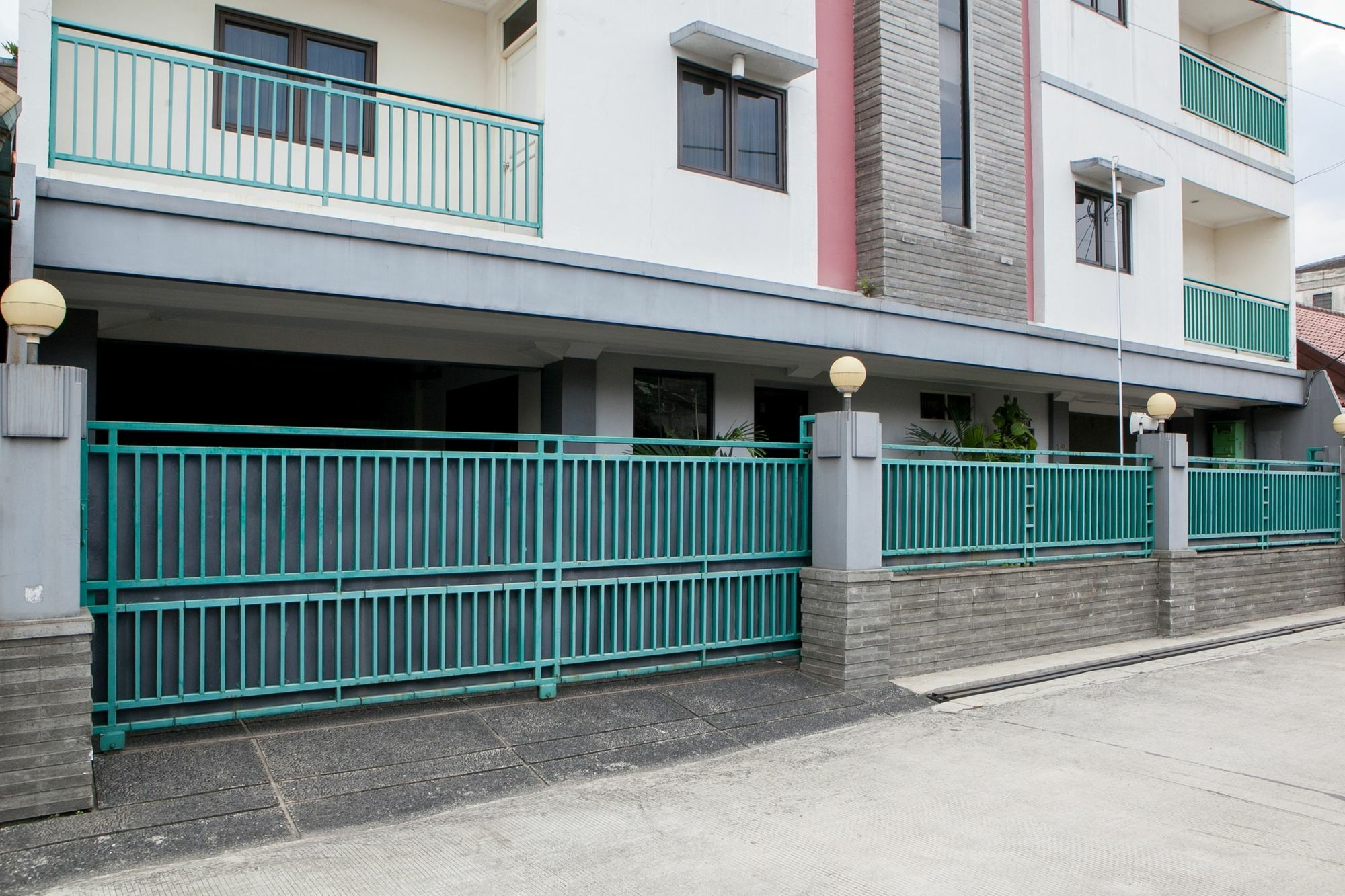 Reddoorz Plus At Buah Batu Bandung Exterior foto